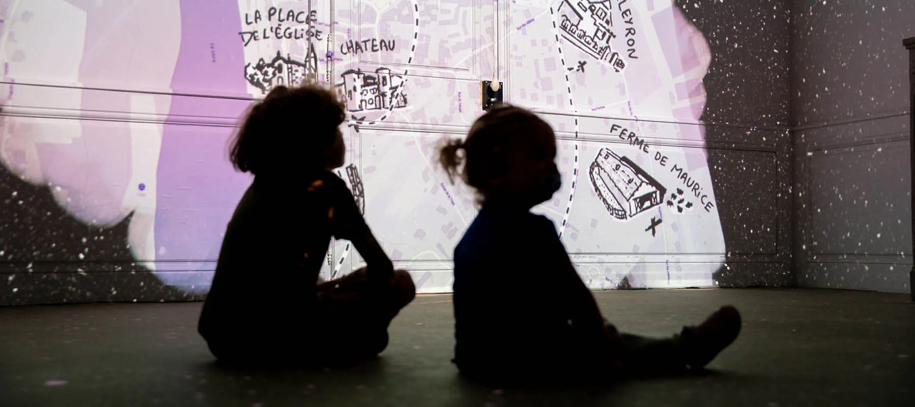 Exposition Transmission – Direction artistique, Muséographie & scénographie, Mapping vidéo, Motion design pour SPL Les Rives d'Aurec